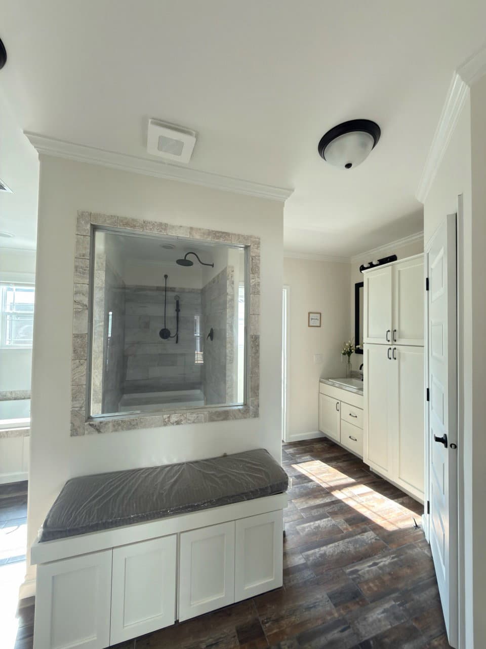 Aimon bathroom home features