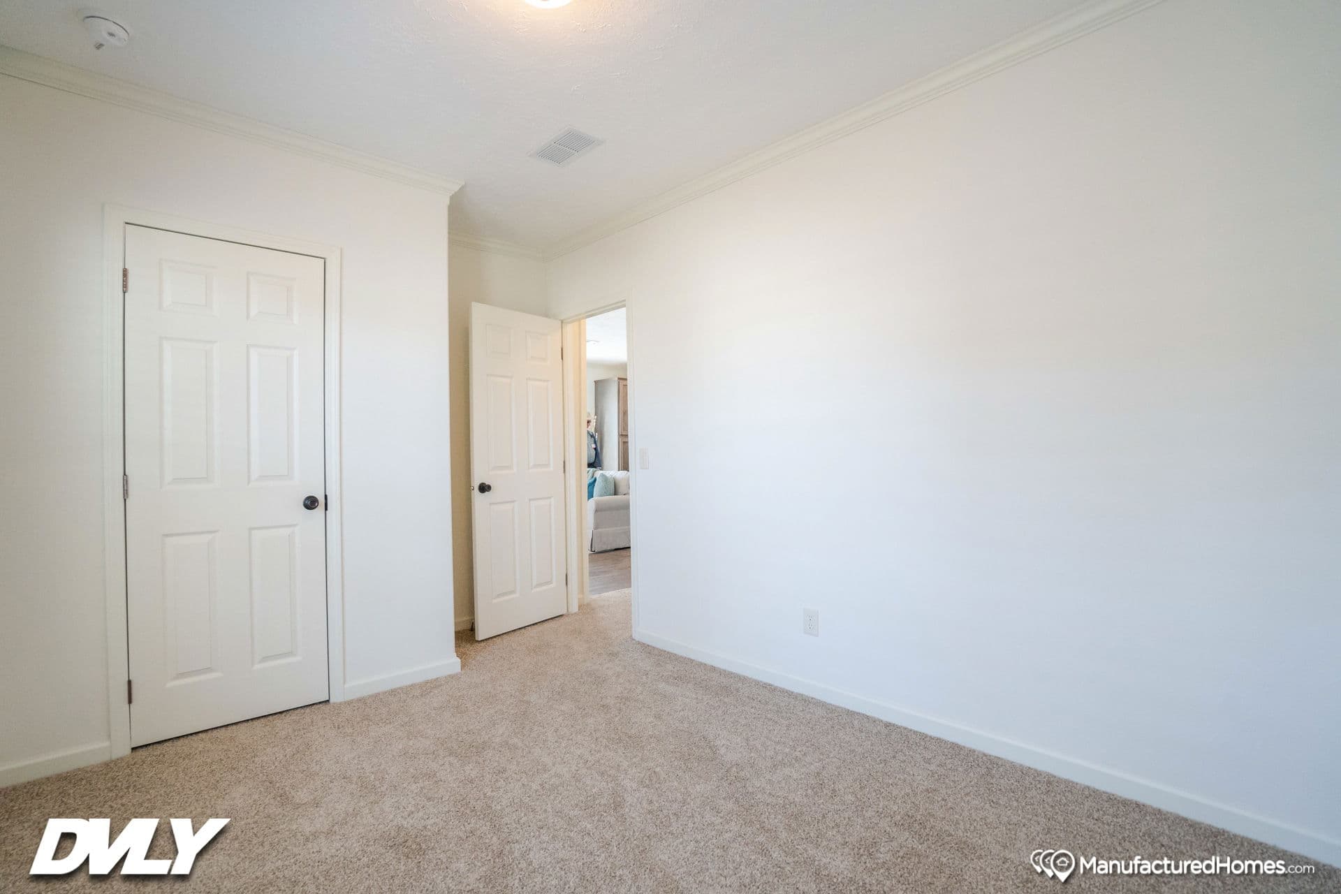 Wl-monl-6809 bedroom home features