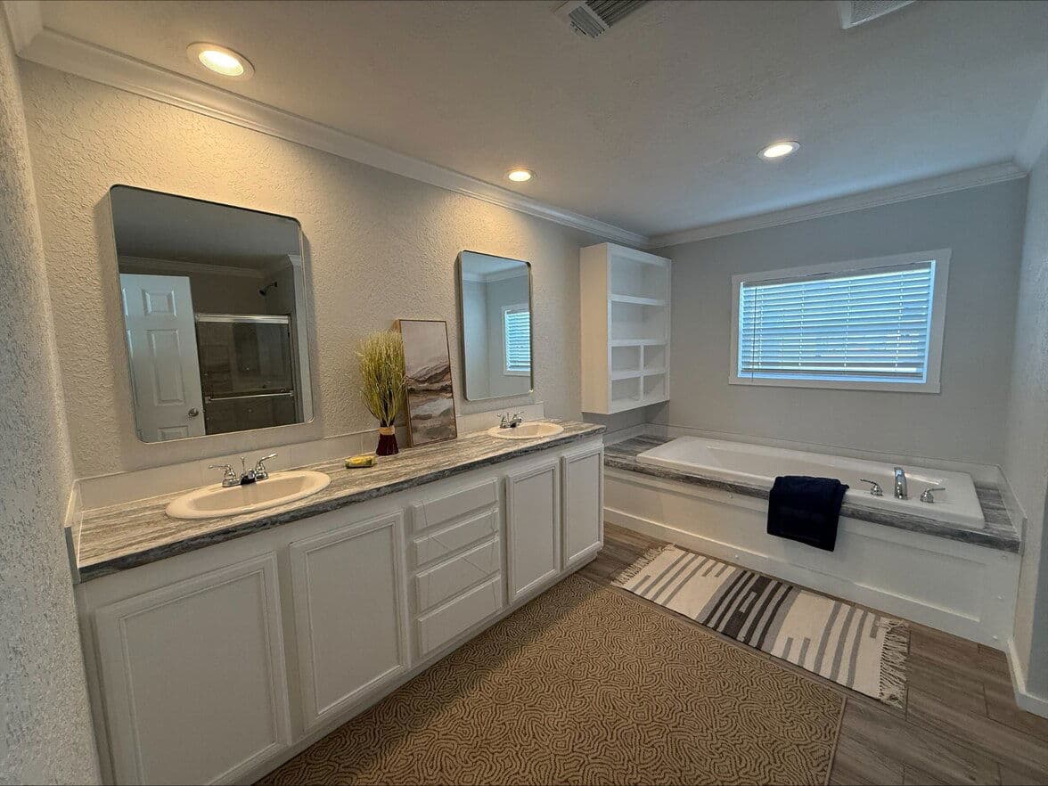 Emerald 28764a bathroom home features