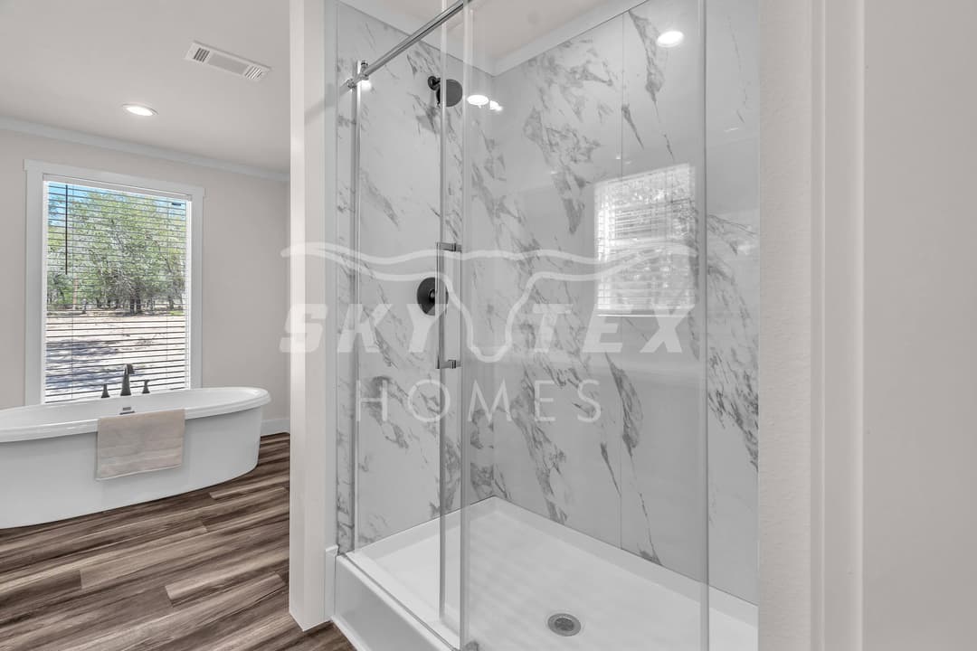 Everett elite interior and bathroom home features