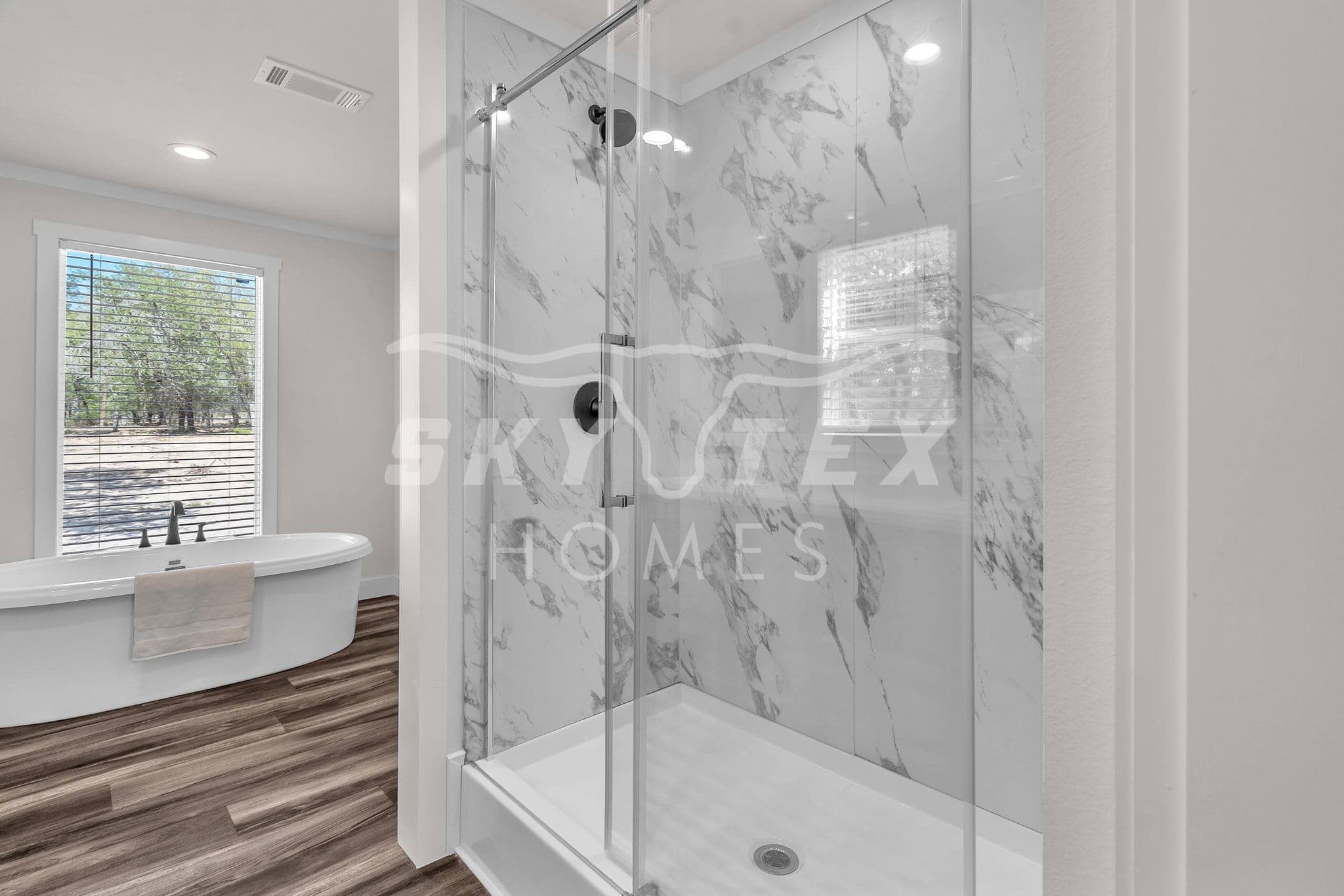 Everett elite interior and bathroom home features