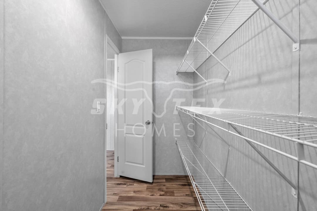 Valu maxx premier 32684e interior and bedroom home features