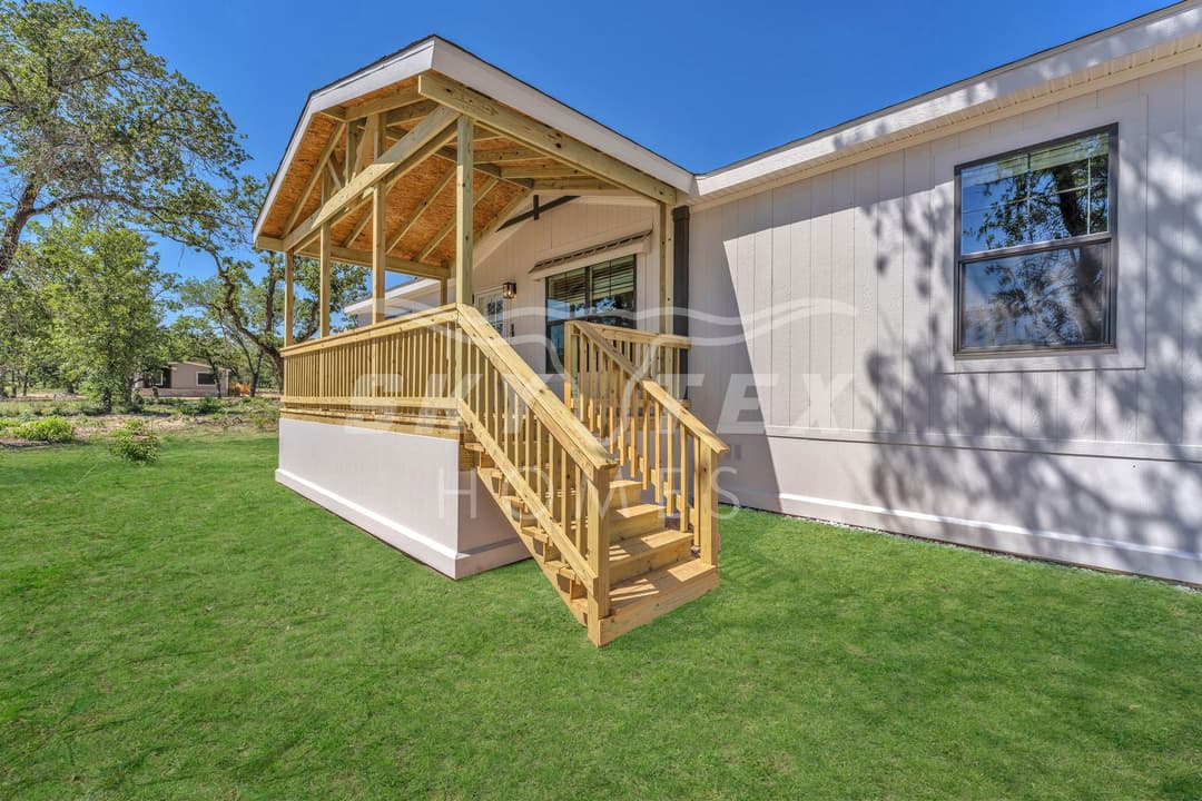 Everett elite exterior home features