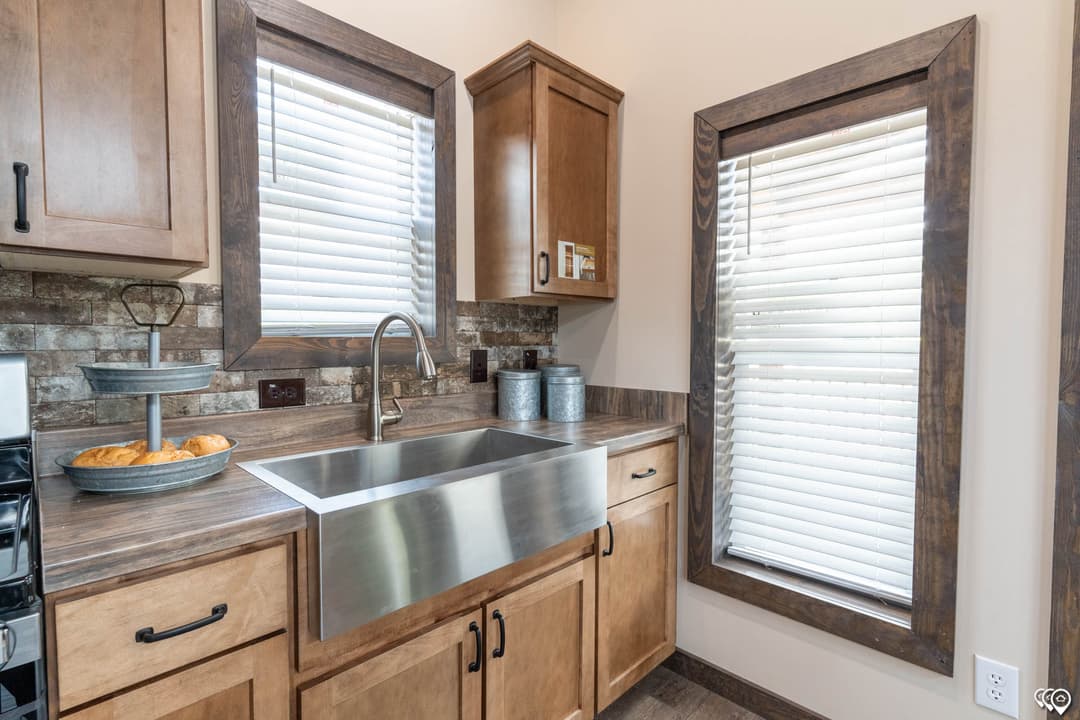 Cozy cabin 1 kitchen home features