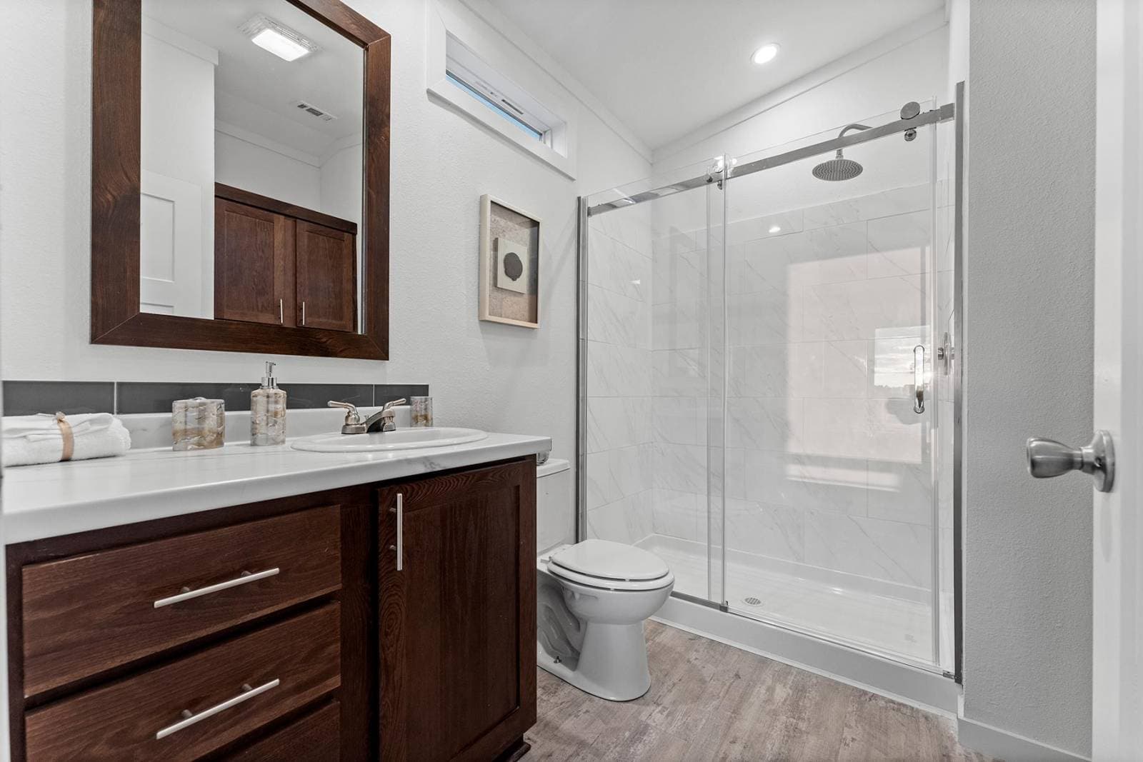 Innovation 1668h bathroom home features