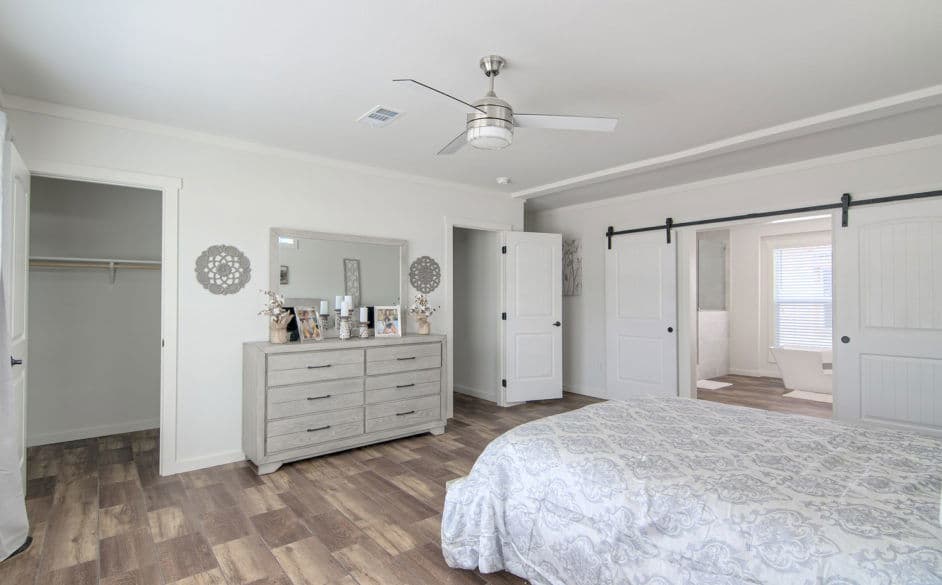 Pearl 6380 bedroom home features