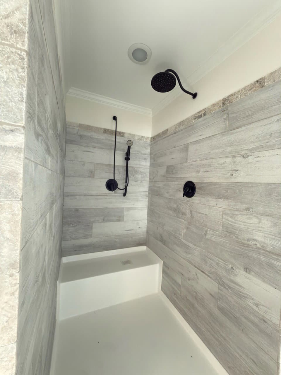 Aimon 4br bathroom home features