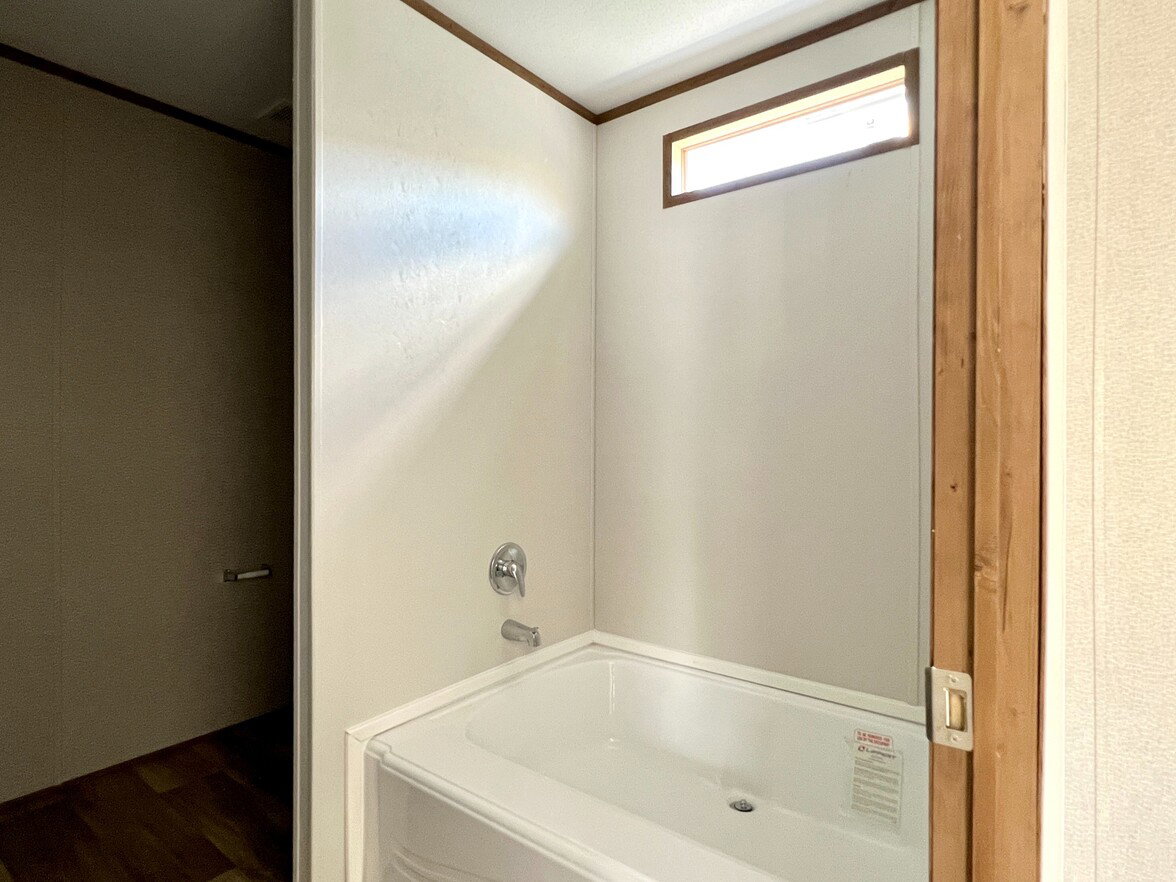 ValuHomes 16763V photo 10